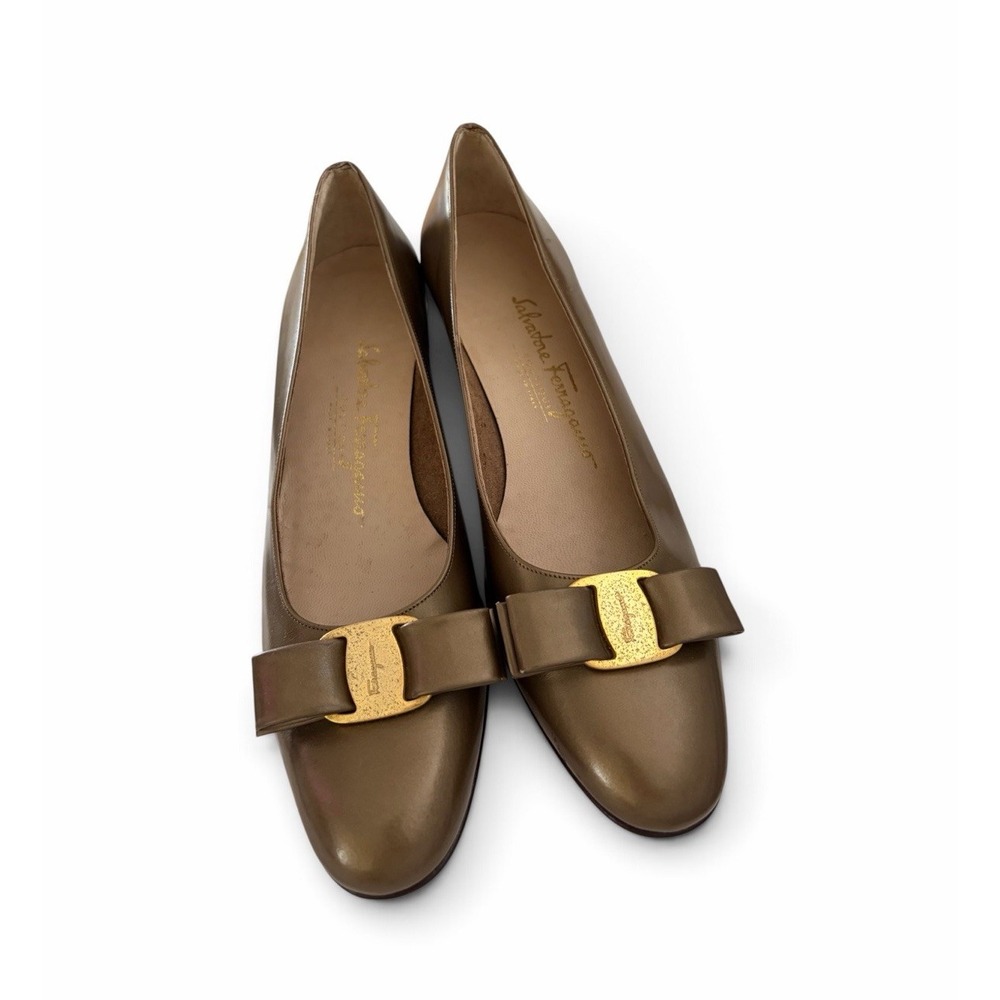 Salvatore Ferragamo Women's Vintage Vara Bow Flats With Gold Hardware Size 8.5